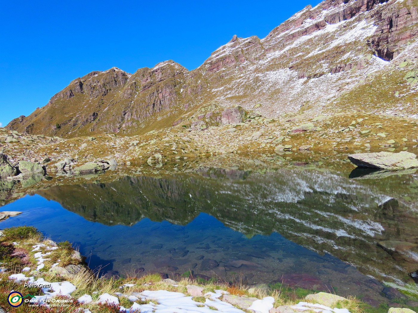 31 Lago di Pietra Quadra (2116 m) con Pietra Quadra centrale  a dx e Croce di Branz a sx.JPG